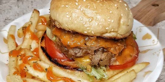 Punya Cita Rasa Bermutu, Beef Burger Dapur Dyong Tak Asal Pilih Bahan Baku