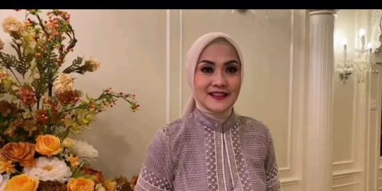 Tetap Cantik di Usia 61 Tahun, Intip Pesona Baby Zelvia Pemain Love Story the Series