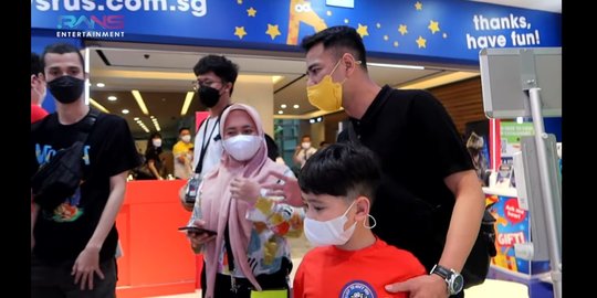 7 Potret Raffi Ahmad Tantang Rafathar Beli Mainan Rp10 Juta Selama 10 Menit