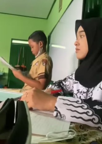 momen kocak siswa sd saat maju ke depan kelas 039salting039 dipandangi bu guru