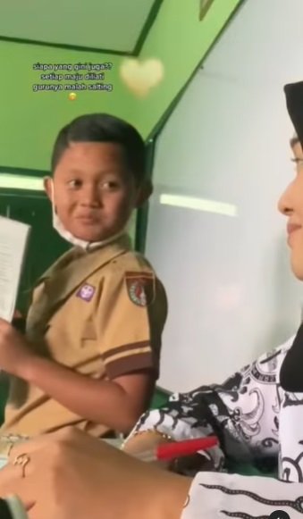 momen kocak siswa sd saat maju ke depan kelas 039salting039 dipandangi bu guru