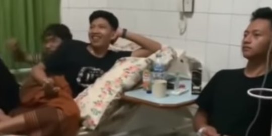 Jenguk Sahabat yang Sakit, Aksi Sekelompok Laki-Laki Ini Curi Perhatian