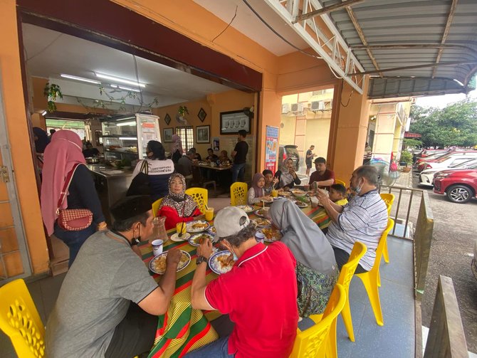 ajak orang tua makan pengunjung ini dapat perlakuan buruk dari pihak restoran