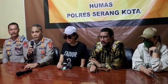 Nikita Mirzani 4 Jam Diperiksa Di Polresta Serang Kota, Dicecar ...