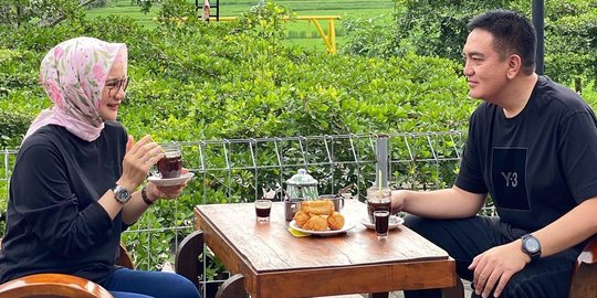 Momen Romantis Pejabat Tinggi Polri Ngopi Sama Istri, Pemandangannya Indah Banget