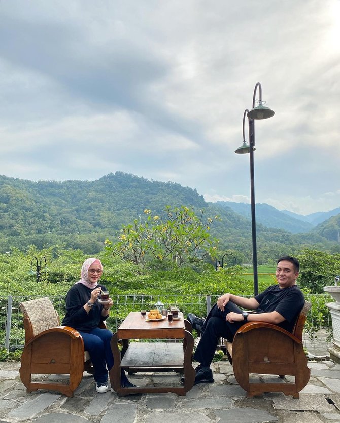 momen romantis pejabat tinggi polri ngopi sama istri