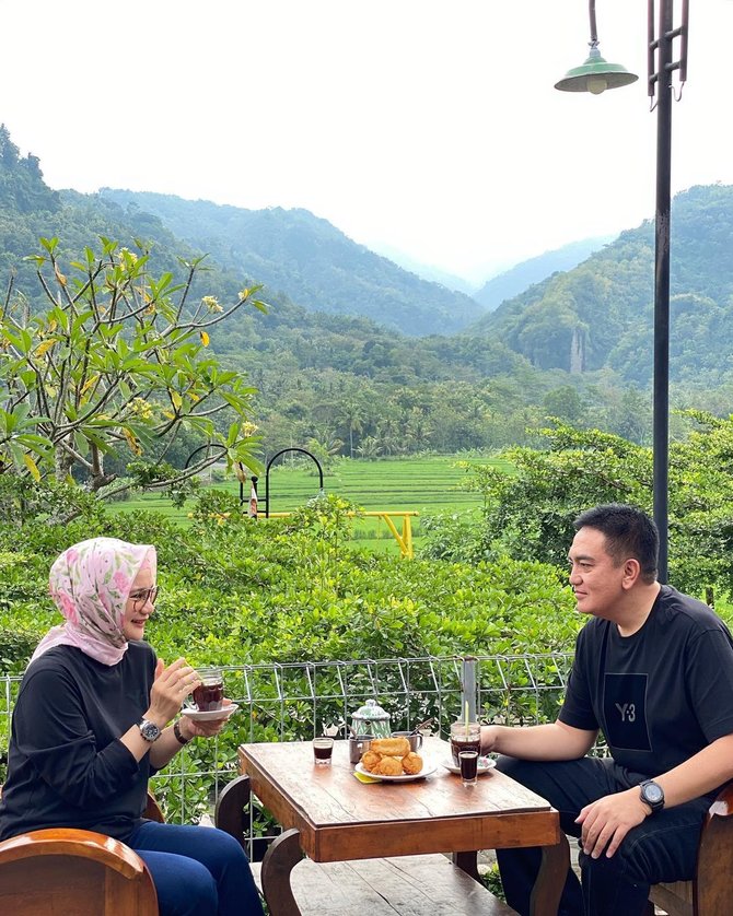 momen romantis pejabat tinggi polri ngopi sama istri