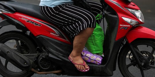 Ini Bahaya Pengendara Motor Pakai Sendal Jepit, Bisa Sampai Terbakar