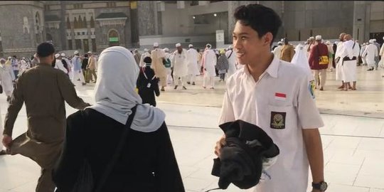 Tampil dengan Seragam Sekolah SMA di Makkah, Aksi Pemuda Ini Curi Perhatian Warganet