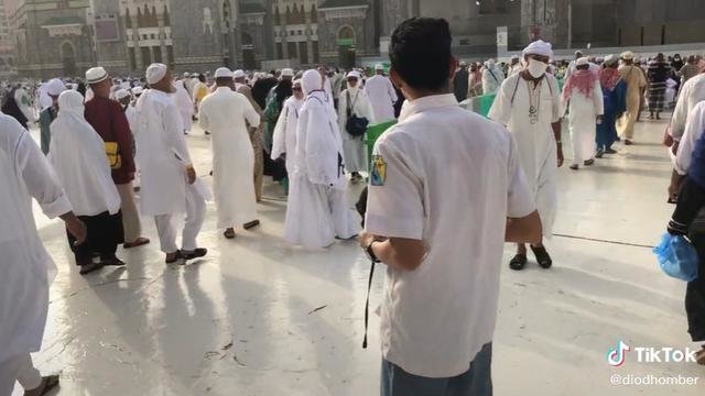 tampil dengan seragam sekolah sma di makkah aksi pemuda ini curi perhatian warganet