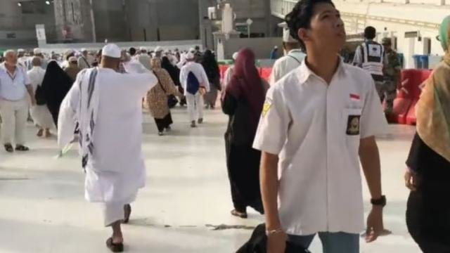 tampil dengan seragam sekolah sma di makkah aksi pemuda ini curi perhatian warganet