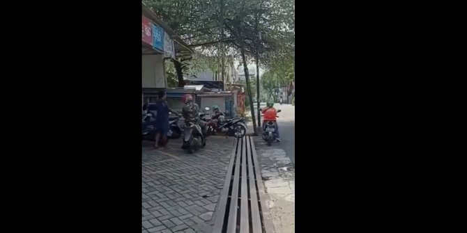 Viral Pria Berbaju Loreng di Depok Diduga Minta Rokok ke Tukang Parkir
