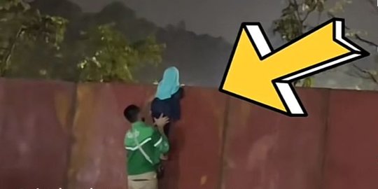 Aksinya Bikin Haru, Ayah Ini Angkat Anaknya dari Balik Pagar Demi Lihat Konser