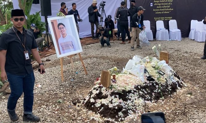 aksinya bikin miris para peziarah ini sibuk berswafoto di makam mendiang eril