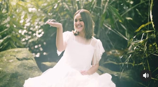 amanda manopo tampil bergaun putih di dalam hutan dipuji cantik bak bidadari