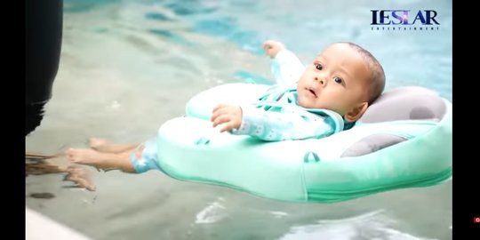 Potret Baby L Berenang Bareng Lesti dan Rizky Billar, Happy Banget Main Air