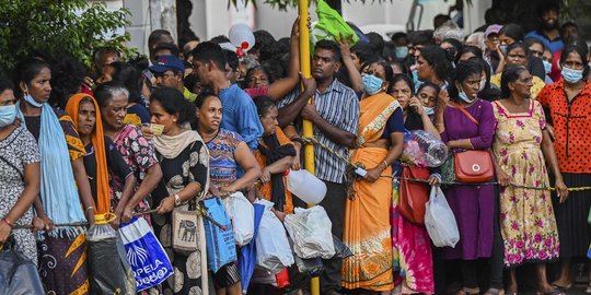 Ramai-Ramai Bikin Paspor, Warga Sri Lanka Tak Tahan Lagi Tinggal di Negeri Sendiri