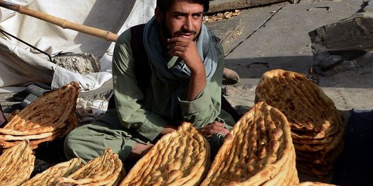 Cerita Mereka yang Bertahan Hidup Hanya dengan Remahan Roti Basi