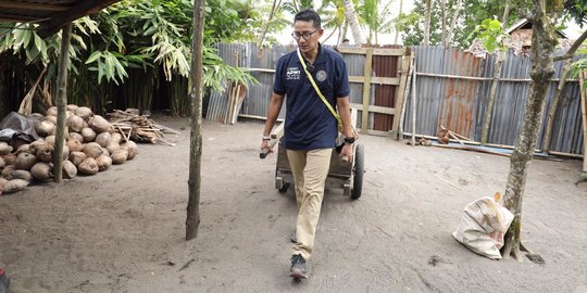 Sandiaga Beri Gerobak dan Mesin Kapal Bantu UMKM di Maluku Utara