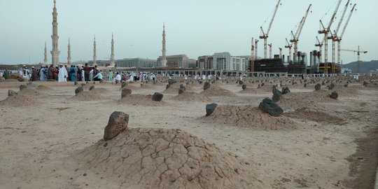 Doa dan Tangis Peziarah di Pemakaman Baqi