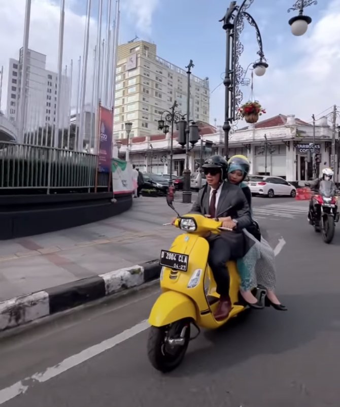 5 momen kelulusan zara anak ridwan kamil tangis haru hingga dibonceng vespa sang ayah