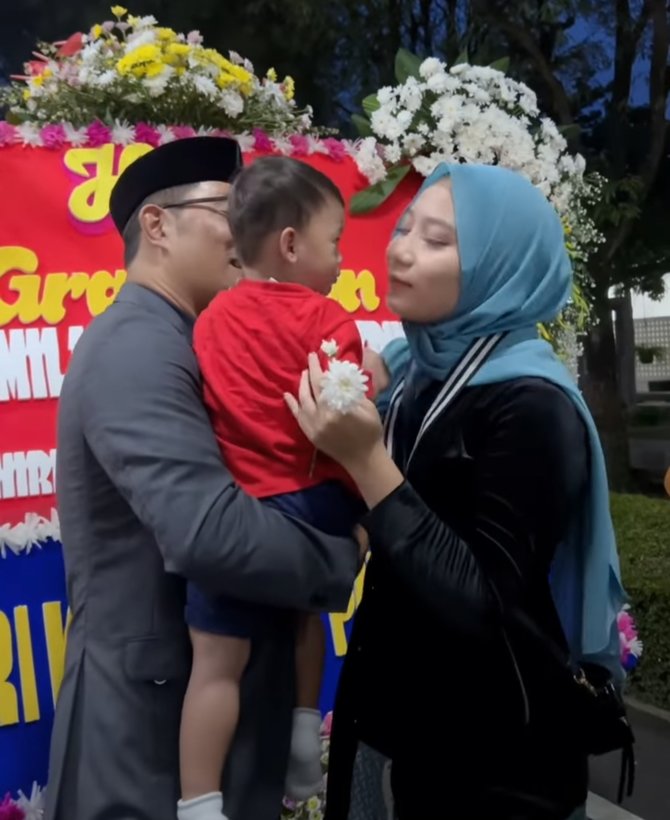 5 momen kelulusan zara anak ridwan kamil tangis haru hingga dibonceng vespa sang ayah