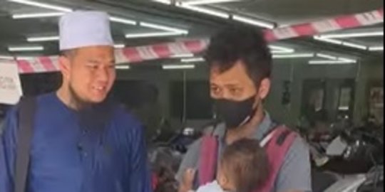 Perjuangan Pria Kerja Sambil Gendong Anak, Tangisnya Pecah Dihadiahi Motor Oleh Ustaz