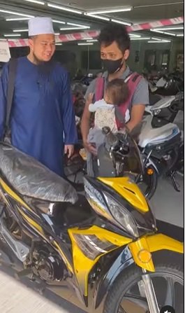 perjuangan pria kerja sambil gendong anak tangisnya pecah dihadiahi motor oleh ustaz