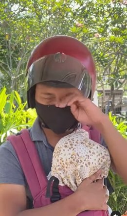 perjuangan pria kerja sambil gendong anak tangisnya pecah dihadiahi motor oleh ustaz