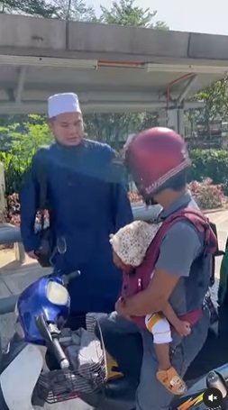 perjuangan pria kerja sambil gendong anak tangisnya pecah dihadiahi motor oleh ustaz