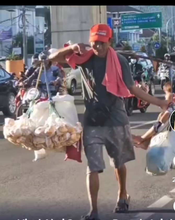 haru viral pedagang jualan keliling sambil panggul putranya