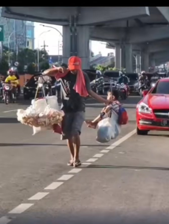 haru viral pedagang jualan keliling sambil panggul putranya