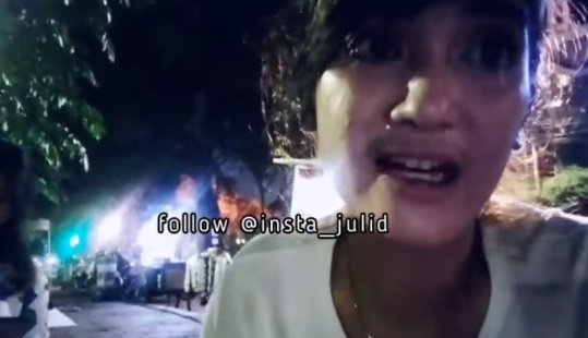 revi mariska ngamen