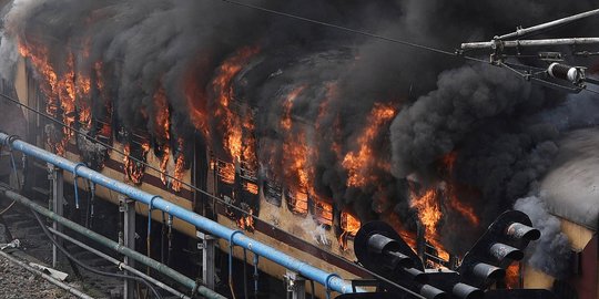 Kerusuhan Pecah, Pengunjuk Rasa India Nekat Bakar Kereta Api