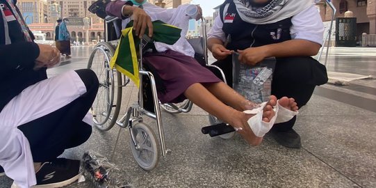 Gerak Cepat Tim P3JH Tangani Kaki Jemaah Haji Melepuh karena Tak Bersandal