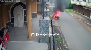 motor wanita ini terbakar habis diduga gara gara simpan hp di jok