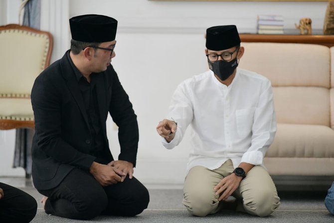 sandiaga uno takziah ke rumah ridwan kamil