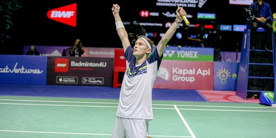 Selebrasi Tunggal Putra Denmark Jadi Juara Indonesia Open 2022 Usai Tekuk China