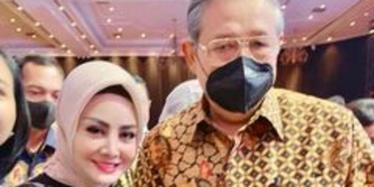 Potret Cici Paramida Pegang Tangan SBY, Banjir 'Love' & Doa buat Bu Ani