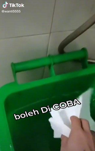cerdik wanita ini beri tips baru menangkap kecoa agar tetap aman jitu banget