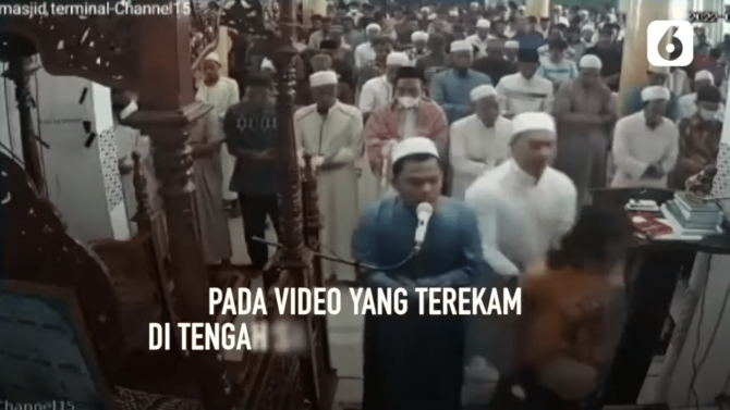 wanita terobos masjid dan mengganggu imam salat jumat