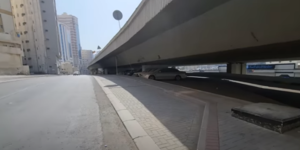 Di Negara Ini Mobil Bekas Berserakan di Kolong Jembatan, Masih Mulus Harga Selangit