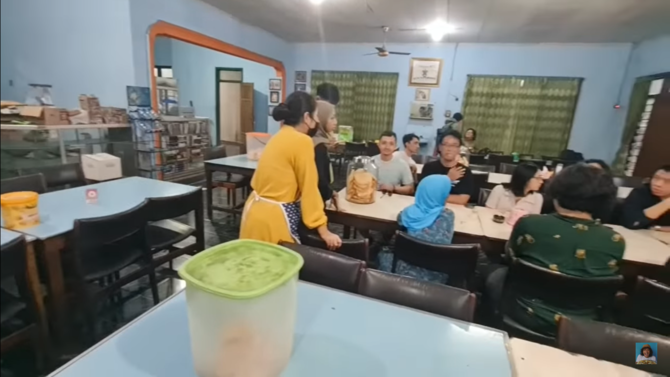 warung milik mendiang asmuni di mojokerto