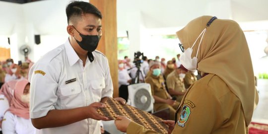 Diserahkan Bupati Ipuk, 958 Guru Terima SK PPPK