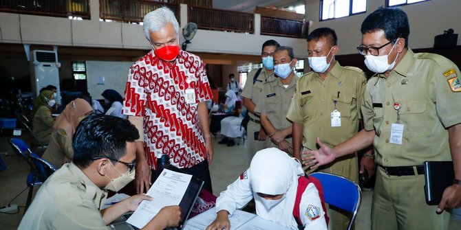 Ganjar Sidak ke SMAN 5 Semarang, Pastikan PPDB Berjalan Lancar