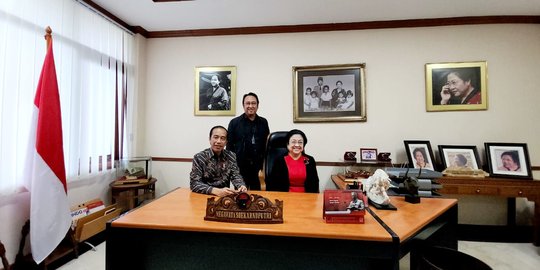 Hadiri Rakernas PDIP, Jokowi Disambut Putra Megawati