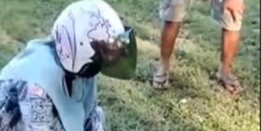 Istri Ngamuk Bawa Golok ke Lapangan, Lihat yang Dilakukannya ke Barang Suami