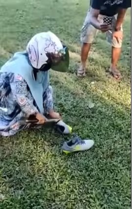 istri ngamuk bawa golok ke lapangan lihat yang dilakukannya ke barang suami