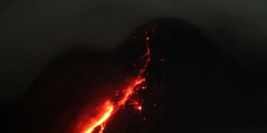 Gunung Merapi Delapan Kali Luncurkan Guguran Lava Pijar hingga 1,8 Km