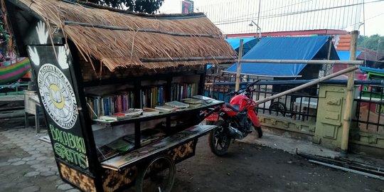 Kisah Punker di Cirebon Kenalkan Buku ke Anak-Anak, Keliling Desa Bawa Pedati Pustaka
